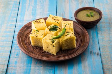 Dhokla / Hint lezzetli aperatifler yapılan piliç bezelye un, seçici odak