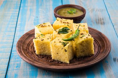 Dhokla / Hint lezzetli aperatifler yapılan piliç bezelye un, seçici odak