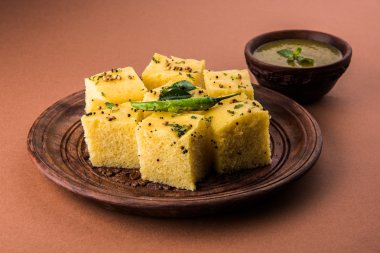 Dhokla / Hint lezzetli aperatifler yapılan piliç bezelye un, seçici odak