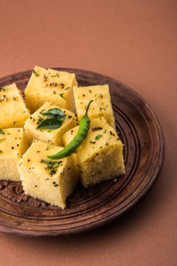 Dhokla / Hint lezzetli aperatifler yapılan piliç bezelye un, seçici odak
