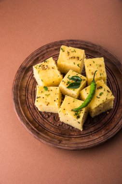 Dhokla / Hint lezzetli aperatifler yapılan piliç bezelye un, seçici odak