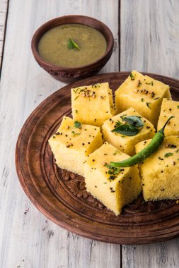 Dhokla / Hint lezzetli aperatifler yapılan piliç bezelye un, seçici odak