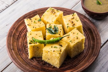 Dhokla / Hint lezzetli aperatifler yapılan piliç bezelye un, seçici odak