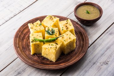 Dhokla / Hint lezzetli aperatifler yapılan piliç bezelye un, seçici odak