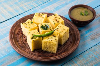 Dhokla / Hint lezzetli aperatifler yapılan piliç bezelye un, seçici odak