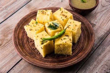 Dhokla / Hint lezzetli aperatifler yapılan piliç bezelye un, seçici odak