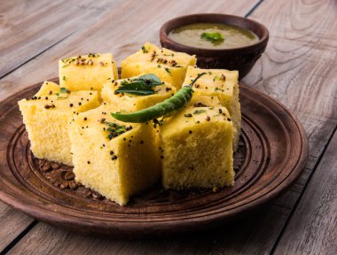 Dhokla / Hint lezzetli aperatifler yapılan piliç bezelye un, seçici odak