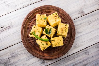 Dhokla / Hint lezzetli aperatifler yapılan piliç bezelye un, seçici odak