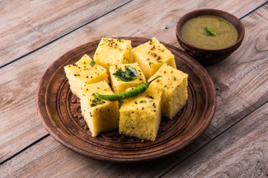 Dhokla / Hint lezzetli aperatifler yapılan piliç bezelye un, seçici odak