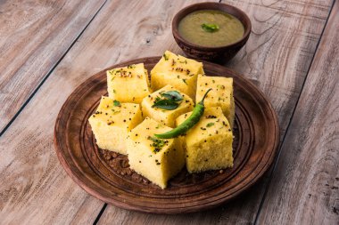 Dhokla / Hint lezzetli aperatifler yapılan piliç bezelye un, seçici odak