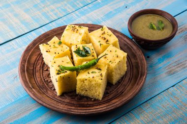 Dhokla / Hint lezzetli aperatifler yapılan piliç bezelye un, seçici odak