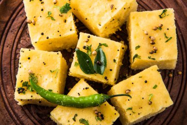 Dhokla / Hint lezzetli aperatifler yapılan piliç bezelye un, seçici odak