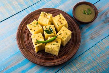 Dhokla / Hint lezzetli aperatifler yapılan piliç bezelye un, seçici odak