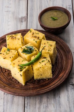 Dhokla / Hint lezzetli aperatifler yapılan piliç bezelye un, seçici odak