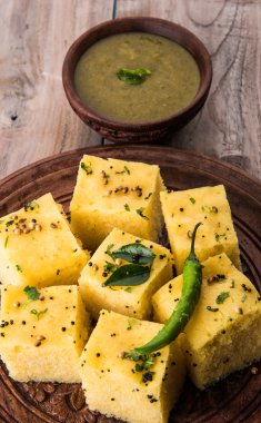 Dhokla / Hint lezzetli aperatifler yapılan piliç bezelye un, seçici odak