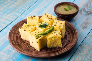 Dhokla / Hint lezzetli aperatifler yapılan piliç bezelye un, seçici odak