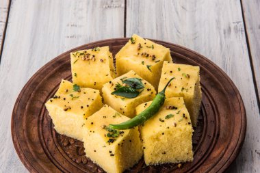 Dhokla / Hint lezzetli aperatifler yapılan piliç bezelye un, seçici odak