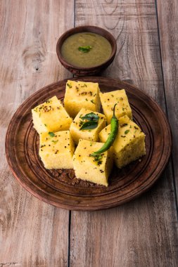 Dhokla / Hint lezzetli aperatifler yapılan piliç bezelye un, seçici odak