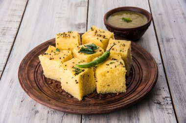 Dhokla / Hint lezzetli aperatifler yapılan piliç bezelye un, seçici odak