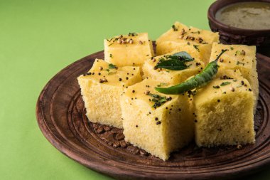 Dhokla / Hint lezzetli aperatifler yapılan piliç bezelye un, seçici odak