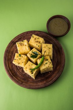 Dhokla / Hint lezzetli aperatifler yapılan piliç bezelye un, seçici odak