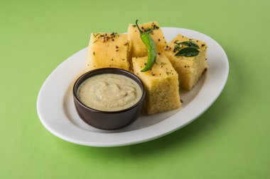 Dhokla / Hint lezzetli aperatifler yapılan piliç bezelye un, seçici odak
