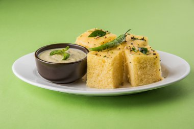 Dhokla / Hint lezzetli aperatifler yapılan piliç bezelye un, seçici odak