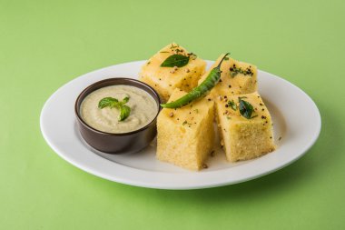 Dhokla / Hint lezzetli aperatifler yapılan piliç bezelye un, seçici odak