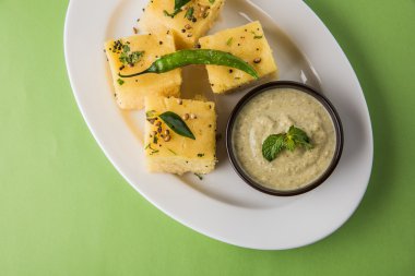Dhokla / Hint lezzetli aperatifler yapılan piliç bezelye un, seçici odak