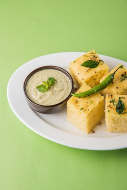 Dhokla / Hint lezzetli aperatifler yapılan piliç bezelye un, seçici odak