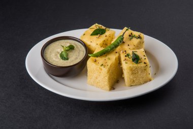 Dhokla / Hint lezzetli aperatifler yapılan piliç bezelye un, seçici odak