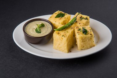 Dhokla / Hint lezzetli aperatifler yapılan piliç bezelye un, seçici odak