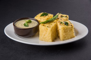 Dhokla / Hint lezzetli aperatifler yapılan piliç bezelye un, seçici odak