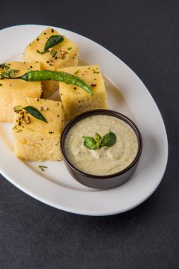 Dhokla / Hint lezzetli aperatifler yapılan piliç bezelye un, seçici odak