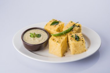 Dhokla / Hint lezzetli aperatifler yapılan piliç bezelye un, seçici odak