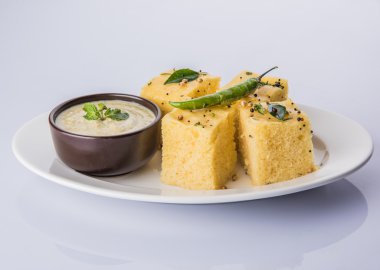 Dhokla / Hint lezzetli aperatifler yapılan piliç bezelye un, seçici odak