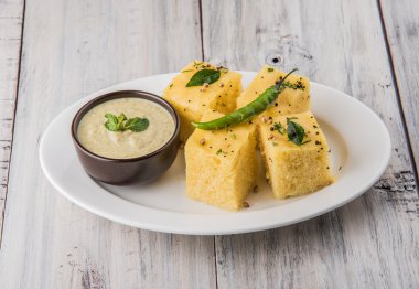 Dhokla / Hint lezzetli aperatifler yapılan piliç bezelye un, seçici odak