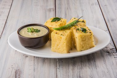 Dhokla / Hint lezzetli aperatifler yapılan piliç bezelye un, seçici odak