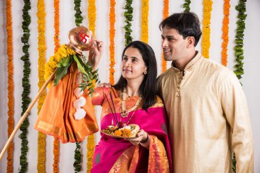 geleneksel giyim akıllı hint çift gudhi padwa puja, asyalı çift & puja thali, puja veya pooja thali ile hint genç çift, hindu yeni yıl gudhi / gudi padwa, izole 