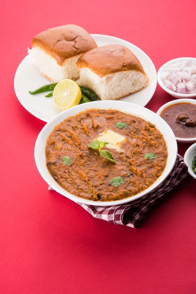 Pav Bhaji Indian spicy fast food with bread, onion and butter, Indian food, Mumbai food — Stock Photo, Image