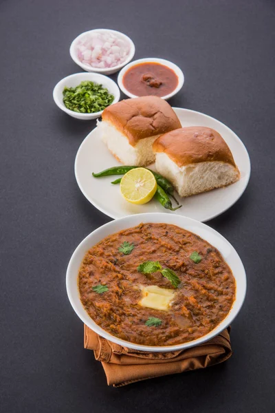 Pav Bhaji Indian spicy fast food with bread, onion and butter, Indian food, Mumbai food — Stock Photo, Image