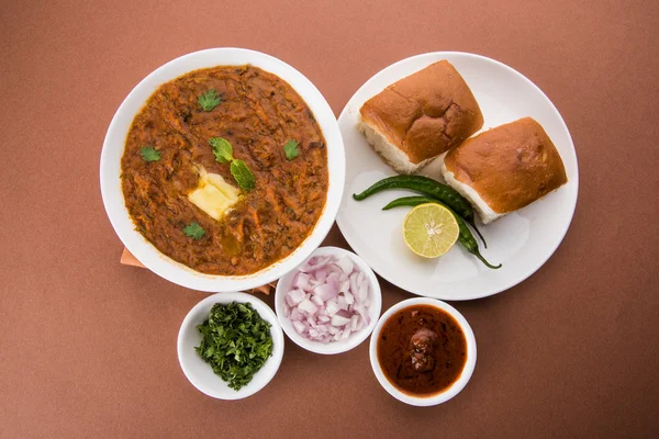 Pav Bhaji Indian spicy fast food with bread, onion and butter, Indian food, Mumbai food — Stock Photo, Image