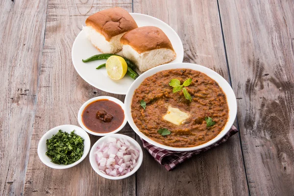 Pav bhaji indisches scharfes Fast Food mit Brot, Zwiebeln und Butter, indisches Essen, mumbai Essen — Stockfoto