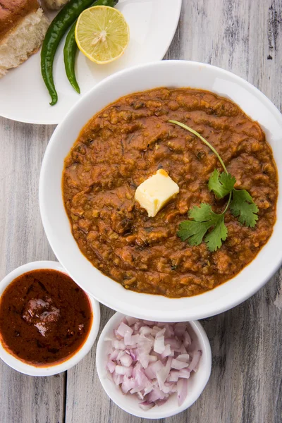 Pav Bhaji Indian spicy fast food with bread, onion and butter, Indian food, Mumbai food — Stock Photo, Image