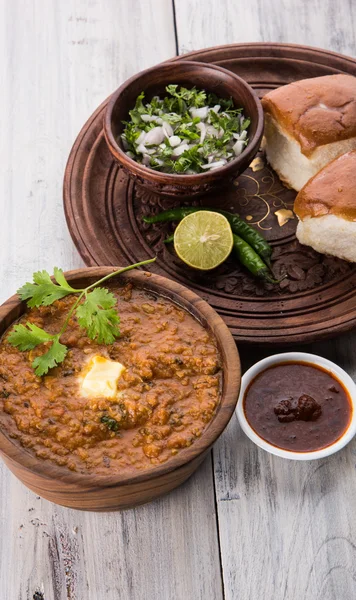 Пав Bhaji індійські пряні швидкого харчування з хліб, цибуля і вершкове масло, Індійська продовольча, Мумбаї харчування — стокове фото