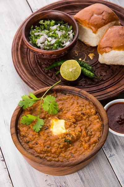 Pav bhaji indisches scharfes Fast Food mit Brot, Zwiebeln und Butter, indisches Essen, mumbai Essen — Stockfoto