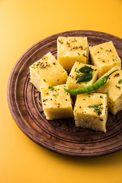 Dhokla / Snacks salados indios hechos de harina de garbanzos, enfoque selectivo — Foto de Stock