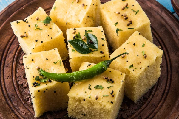 Dhokla / Snacks salados indios hechos de harina de garbanzos, enfoque selectivo — Foto de Stock