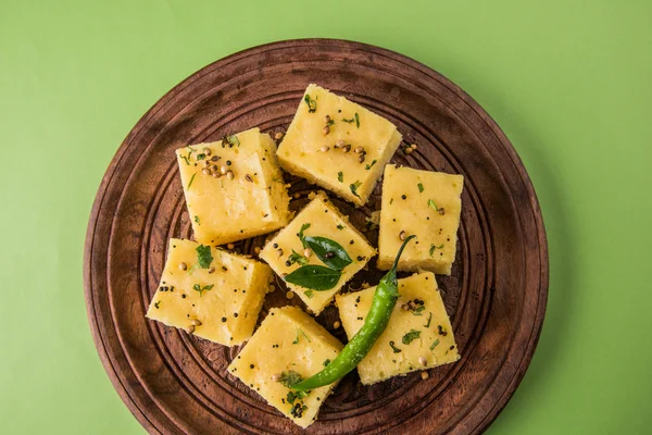 Dhokla / ινδική αλμυρά σνακ, φτιαγμένα από αλεύρι μπιζελιών νεοσσών, επιλεκτική εστίαση — Φωτογραφία Αρχείου