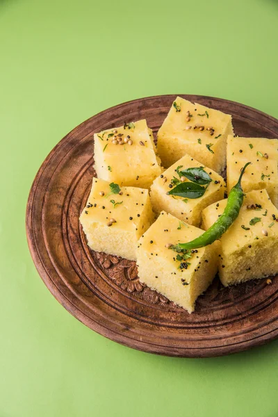 Dhokla / Snacks salados indios hechos de harina de garbanzos, enfoque selectivo — Foto de Stock